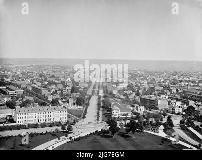 Vue vers l'est sur Pennsylvania Avenue, S.E., depuis le capitole des États-Unis avec Carroll Row à gauche, entre 1860 et 1880. [Note 'Twitchell's Capital Business College' et une pratique architecturale dans les bâtiments en terrasse sur la gauche]. Banque D'Images