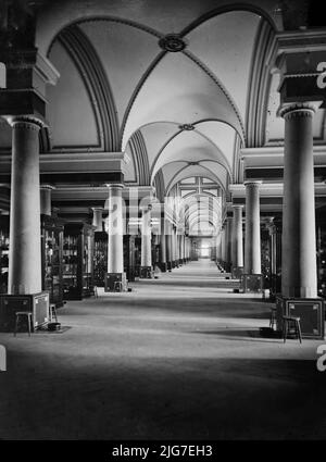 Ancien Office des brevets - salle modèle (1861-65), entre 1860 et 1880. [Intérieur de l'ancien bâtiment du Bureau des brevets à Washington, D.C. Banque D'Images