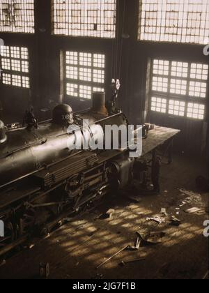 C & amp ; NW RR [c.-à-d. Chicago et North Western Railroad], travaillant sur une locomotive dans les magasins de chemin de fer 40th Street, Chicago, Illinois. Banque D'Images