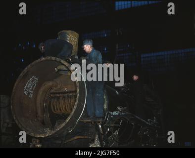 Travailler sur la chaudière d'une locomotive dans les magasins de la rue 40th du C&amp; NW RR [c.-à-d. Chicago et North Western Railroad], Chicago, Illinois. Banque D'Images