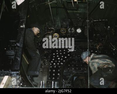 Travail sur la cabine d'une locomotive amenée pour réparation au niveau de l'amplificateur ; NW RR [c.-à-d. Chicago et North Western Railroad], 40th magasins de rue, Chicago, Illinois. Banque D'Images