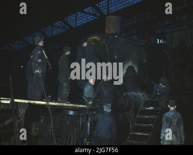 Travailler sur une locomotive à l'atelier 40th Street du C&amp; NW RR [c.-à-d. Chicago et North Western Railroad], Chicago, Illinois. Banque D'Images