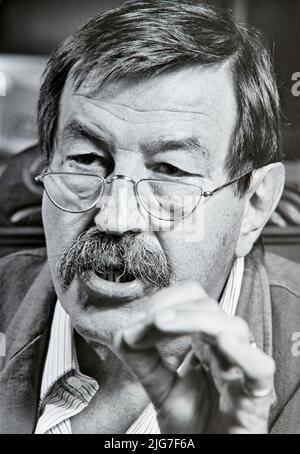 Günter Grass (16.10.1927 - 13.04.2015), écrivain, sculpteur, peintre, graphiste allemand et lauréat du prix Nobel dans une interview à son domicile de Behle Banque D'Images