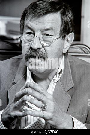 Günter Grass (16.10.1927 - 13.04.2015), écrivain, sculpteur, peintre, graphiste allemand et lauréat du prix Nobel dans une interview à son domicile de Behl Banque D'Images