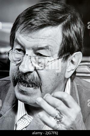 Günter Grass (16.10.1927 - 13.04.2015), écrivain, sculpteur, peintre, graphiste allemand et lauréat du prix Nobel dans une interview à son domicile de Behl Banque D'Images