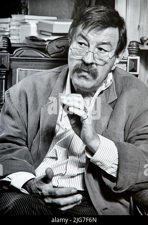 Günter Grass (16.10.1927 - 13.04.2015), écrivain, sculpteur, peintre, graphiste allemand et lauréat du prix Nobel dans une interview à son domicile de Behl Banque D'Images