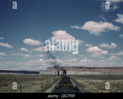 L'arrêt d'un train de marchandises pour le charbon et l'eau à un évitement en route vers Gallup, Nouveau Mexique, près de Laguna, N.M. Banque D'Images