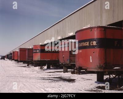 Semi-remorques jusqu'à une ligne, freight house pour charger et décharger les marchandises de la Chicago et le nord-ouest [c.-à-d. North Western Railroad], Chicago, Ill. Banque D'Images