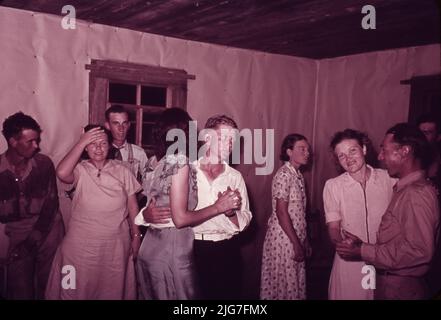 Scène à la danse carrée dans la maison rurale dans le comté de McIntosh, Oklahoma. Banque D'Images