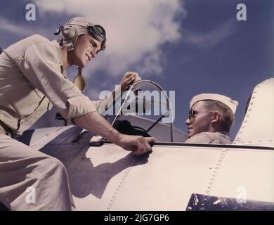 Ensign Noressey et Cadet Thenics à la base aérienne navale de Corpus Christi, Texas. Banque D'Images