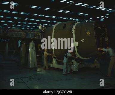 Mise en place de la partie nez d'un puissant avion de transport dans le dispositif d'accouplement du fuselage à l'usine de Consolidated Aircraft Corporation, fort Worth, Texas. Banque D'Images