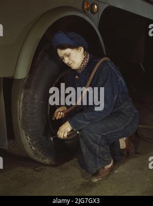 Les travailleurs de la production de guerre de la Heil Company qui font des réservoirs de remorque à essence pour le US Army Air corps., Milwaukee, Wisconsin. Mme Angeline Kwint, 45 ans, ex-femme au foyer, qui vérifie les pneus des remorques. Son mari et son fils sont dans l'armée américaine. Banque D'Images