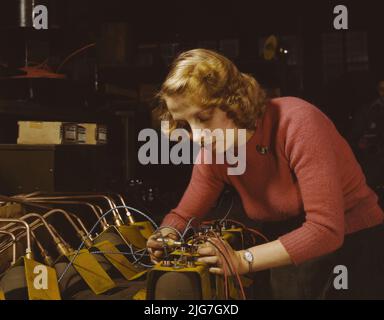 Lucile Mazurek, 29 ans, ex-femme au foyer, mari d'entrer dans le service, travaillant sur des feux doit être utilisé sur les bandes-annonces de l'essence dans l'Armée de l'air, Heil et Co., Milwaukee, Wisconsin. Banque D'Images