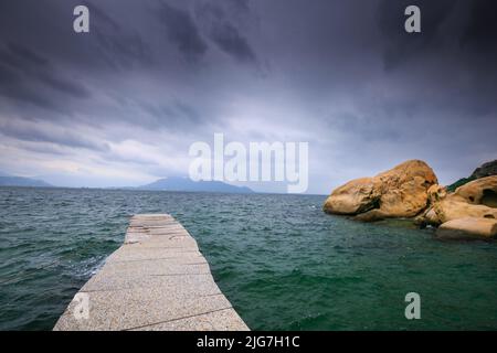 L'île de Binh Hung dans la baie de Cam Ranh en un jour nuageux. Sur le chemin de Vinh Hy à Cam Ranh le long de la plage. Banque D'Images