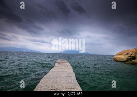 L'île de Binh Hung dans la baie de Cam Ranh en un jour nuageux. Sur le chemin de Vinh Hy à Cam Ranh le long de la plage. Banque D'Images