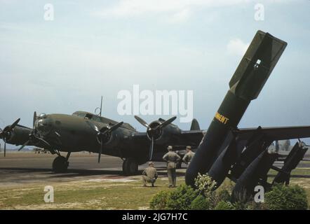 L'un des nouveaux navires de guerre américains, un puissant bombardier YB-17, est tiré dans un hangar de l'escadron de bombardement, Langley Field, en Virginie. Tout est prévu pour prendre un taxi jusqu'à une piste et décoller. Banque D'Images