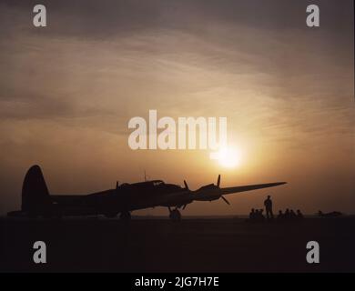 Silhouette au coucher du soleil de la forteresse volante, Langley Field, Virginie la photographie montre un bombardier B-17. Banque D'Images