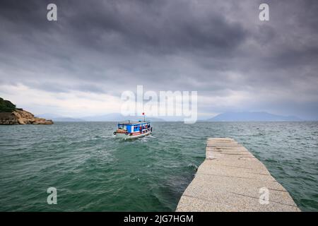 L'île de Binh Hung dans la baie de Cam Ranh en un jour nuageux. Sur le chemin de Vinh Hy à Cam Ranh le long de la plage. Banque D'Images