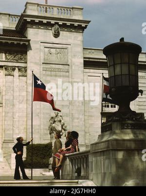 Marches de l'édifice panaméricaine, Washington, D.C. [soldat et marin avec drapeau du Chili. Siège de l'Organisation des États américains, bâtiment conçu par Paul P. Cret et Albert Kelsey]. Banque D'Images