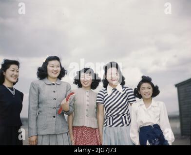 Camp américano-japonais, évacuation d'urgence de guerre, [Tule Lake Relocation Centre, Newell, Californie photo montre cinq femmes souriantes. Banque D'Images