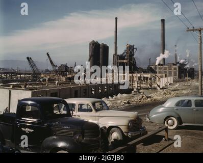 L'acier et le béton sont mis en place rapidement à mesure qu'une nouvelle aciérie prend forme, Columbia Steel Co., Genève, Utah. La nouvelle usine va apporter des ajouts importants à la grande quantité d'acier nécessaire à l'effort de guerre. Banque D'Images
