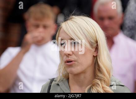 Bethan Coles, fille du PCSO Julia James, parle à des journalistes à l'extérieur de la cour de la Couronne de Canterbury, dans le Kent, où Callum Wheeler a été condamné à la prison à vie pour son meurtre. Date de la photo: Vendredi 8 juillet 2022. Banque D'Images