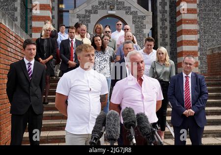 La famille de la SPCE Julia James, son fils Patrick Davies (à gauche) et son mari Paul James (à droite) ont fait une déclaration devant le tribunal de la Couronne de Canterbury à Kent, où Callum Wheeler a été condamné à la prison à vie pour son meurtre. Date de la photo: Vendredi 8 juillet 2022. Banque D'Images