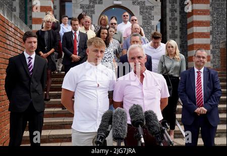 La famille de la SPCE Julia James, son fils Patrick Davies (à gauche) et son mari Paul James (à droite) ont fait une déclaration devant le tribunal de la Couronne de Canterbury à Kent, où Callum Wheeler a été condamné à la prison à vie pour son meurtre. Date de la photo: Vendredi 8 juillet 2022. Banque D'Images