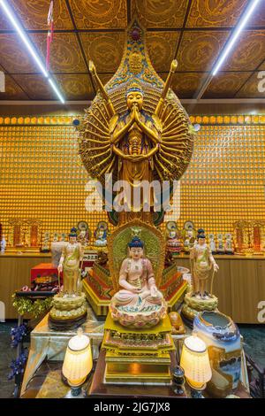 Divinités du temple bouddhiste de Leong San, République de Singapour Banque D'Images