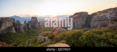 Grèce les monastères des Météores sont l'un des plus grands et des plus importants complexes de monastères orthodoxes grecs. Monastères Meteora et ciel de coucher de soleil Banque D'Images