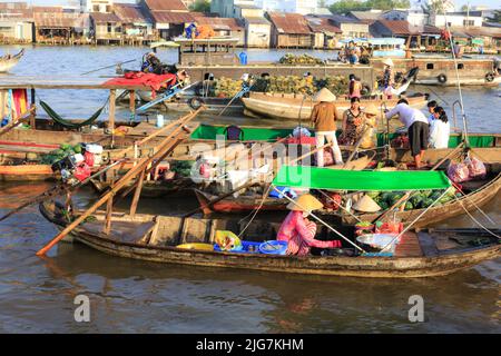 SOC Trang province, Vietnam - 6 février 2015: Les agriculteurs achètent bondé dans le marché flottant matin avec des dizaines de bateaux le long de la rivière commerce agricole Banque D'Images