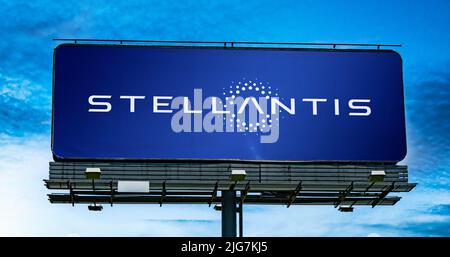 POZNAN, POL - 28 JUIN 2022 : panneau publicitaire affichant le logo de Stellantis, société multinationale de fabrication automobile créée en 2021 Banque D'Images