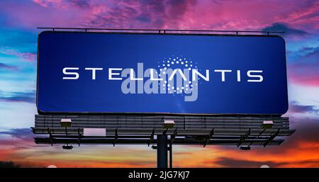 POZNAN, POL - 28 JUIN 2022 : panneau publicitaire affichant le logo de Stellantis, société multinationale de fabrication automobile créée en 2021 Banque D'Images