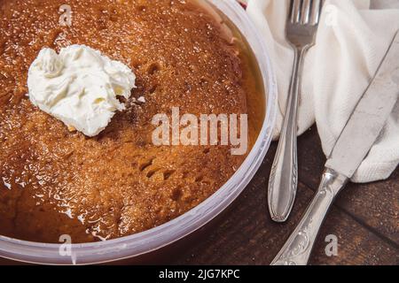 Traditionnel turc dessert pain Kadayif / pain Pudding. Nom turc Ekmek Kadayıfı Banque D'Images