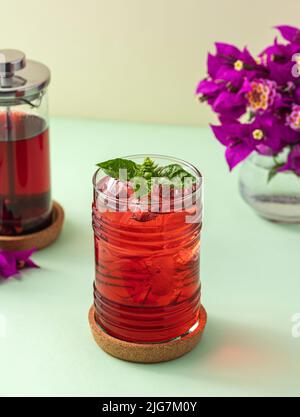 Thé aux fruits rouges fraîchement préparé sur table verte Banque D'Images