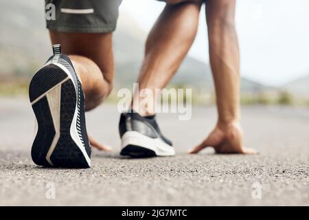 Je suis né prêt. Photo courte d'un jeune sportif en position de départ. Banque D'Images