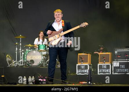 Alex Moore, chanteur principal des Lathums, se produit sur la scène principale le premier jour du festival TRNSMT à Glasgow Green à Glasgow. Date de la photo: Vendredi 8 juillet 2022. Banque D'Images