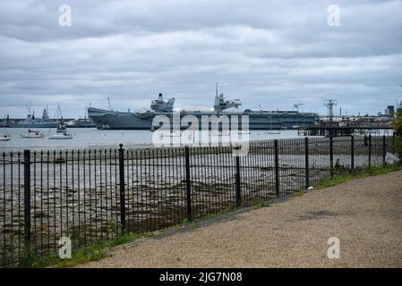 Le vaisseau amiral de la Marine royale, le HMS Queen Elizabeth, dans le port de Portsmouth, vu de Gosport. Banque D'Images