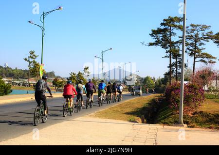 Da Lat City, Vietnam - 11 février 2015: Les touristes à vélo dans la rue Dalat le matin ensoleillé. Dalat très approprié pour les activités sportives, le températ Banque D'Images