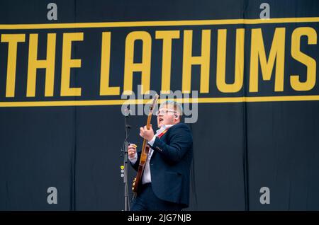 Alex Moore, chanteur principal des Lathums, se produit sur la scène principale le premier jour du festival TRNSMT à Glasgow Green à Glasgow. Date de la photo: Vendredi 8 juillet 2022. Banque D'Images