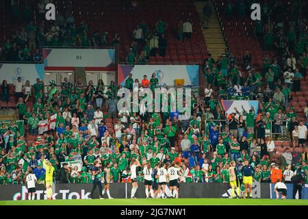 Southampton, Royaume-Uni. 07th juillet 2022. Southampton, Angleterre, 7 juillet 2022: Les joueurs d'Irlande du Nord remercient leurs fans dans les tribunes après leur défaite et leur premier match de football européen 2022 des femmes de l'UEFA entre la Norvège et l'Irlande du Nord au stade St. Marys de Southampton, en Angleterre. (Daniela Porcelli /SPP) crédit: SPP Sport presse photo. /Alamy Live News Banque D'Images