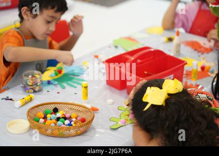 Dinosaures artisanat pour enfants à l'école d'été. Banque D'Images