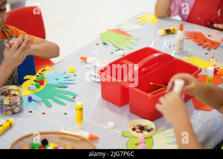 Dinosaures artisanat pour enfants à l'école d'été. Banque D'Images