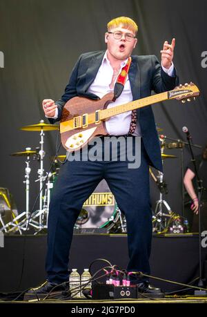 Alex Moore, chanteur principal des Lathums, se produit sur la scène principale le premier jour du festival TRNSMT à Glasgow Green à Glasgow. Date de la photo: Vendredi 8 juillet 2022. Banque D'Images