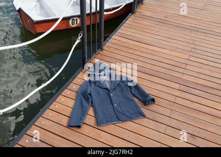 Mode pour enfants - une veste unisexe pour un garçon ou une fille ; photo en arrière-plan nautique. Banque D'Images