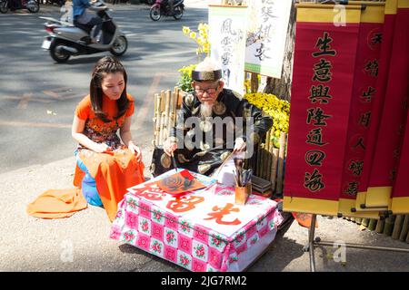 Le festival vietnamien de l'année lunaire en calligraphie a eu lieu à la Maison culturelle de la jeunesse. C'est une tradition de la nouvelle année lunaire vietnamienne Banque D'Images