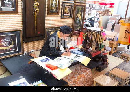 Le festival vietnamien de l'année lunaire en calligraphie a eu lieu à la Maison culturelle de la jeunesse. C'est une tradition de la nouvelle année lunaire vietnamienne Banque D'Images