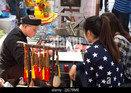 Le festival vietnamien de l'année lunaire en calligraphie a eu lieu à la Maison culturelle de la jeunesse. C'est une tradition de la nouvelle année lunaire vietnamienne Banque D'Images