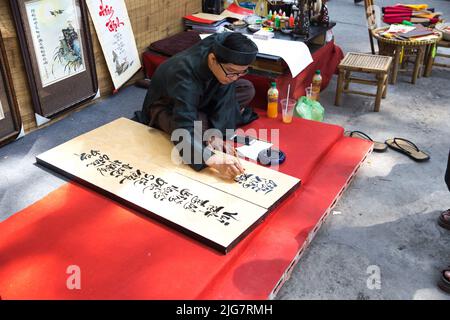 Le festival vietnamien de l'année lunaire en calligraphie a eu lieu à la Maison culturelle de la jeunesse. C'est une tradition de la nouvelle année lunaire vietnamienne Banque D'Images
