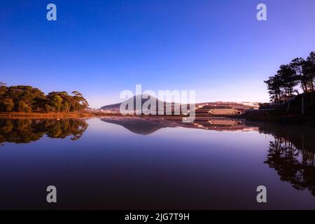 Dawn on Than Tho Lake à Da Lat, Vietnam Banque D'Images